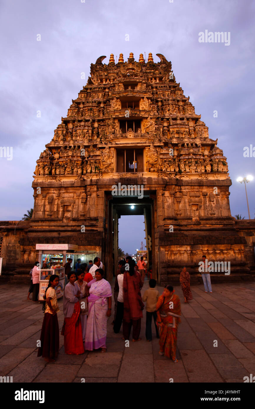 Indische Besucher Chennakesava-Tempel in Belur, Karnataka, Indien Stockfoto