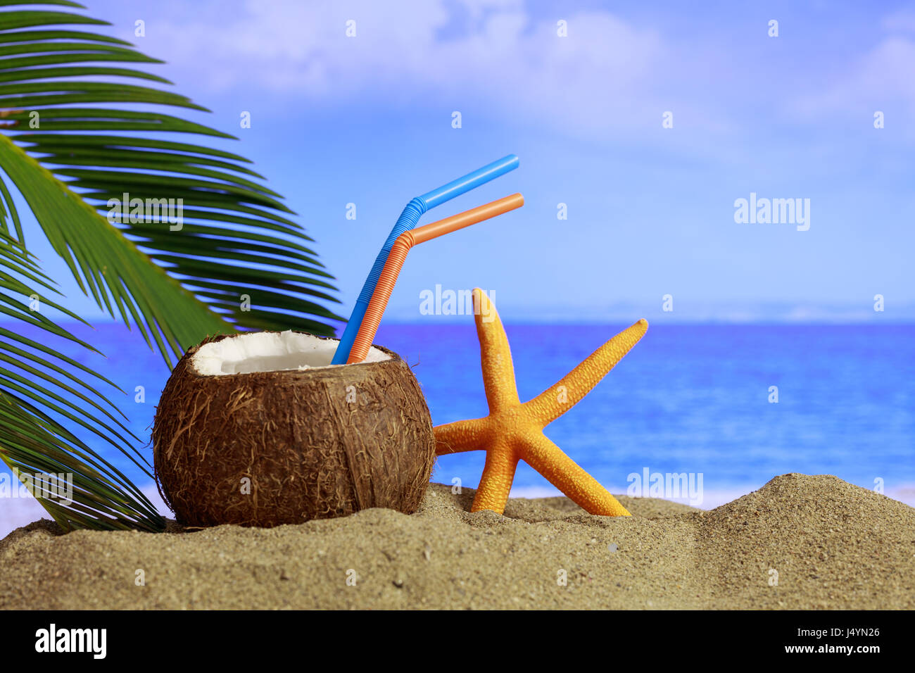 Sommer-Ferien-Konzept - Sandy Beach und Kokosnuss trinken Stockfoto