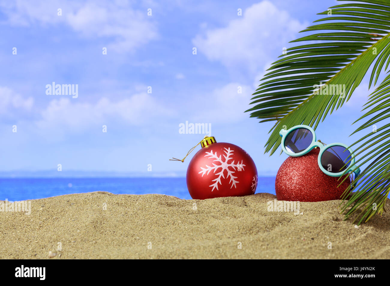 Weihnachtskugeln auf einem Sandstrand - Textfreiraum Stockfoto