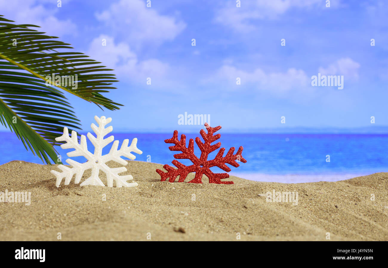 Weihnachtsschmuck an einem Sandstrand - Textfreiraum Stockfoto