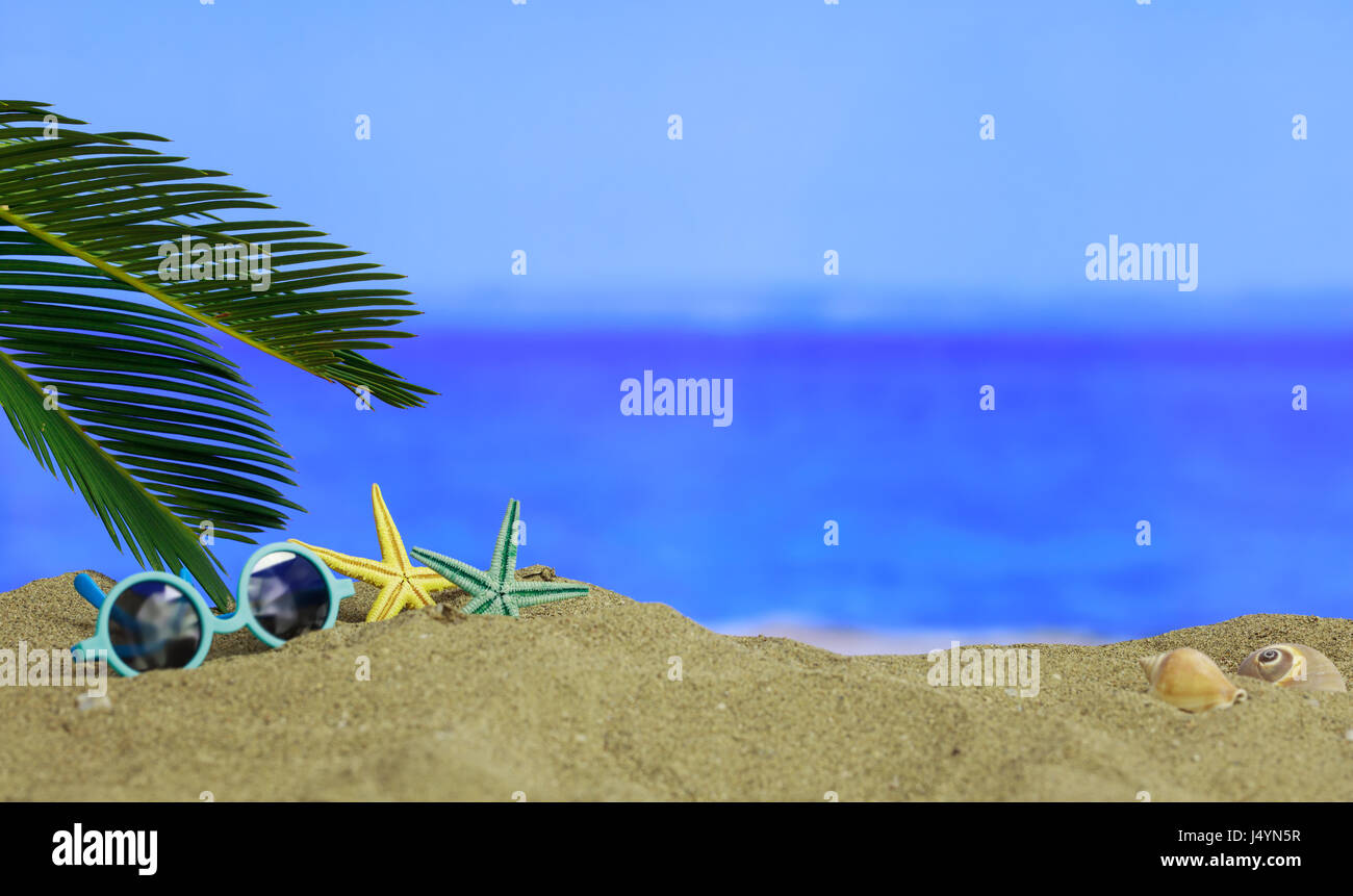 Sommer Urlaub Konzept - Sonnenbrille auf einem Sandstrand - Textfreiraum Stockfoto