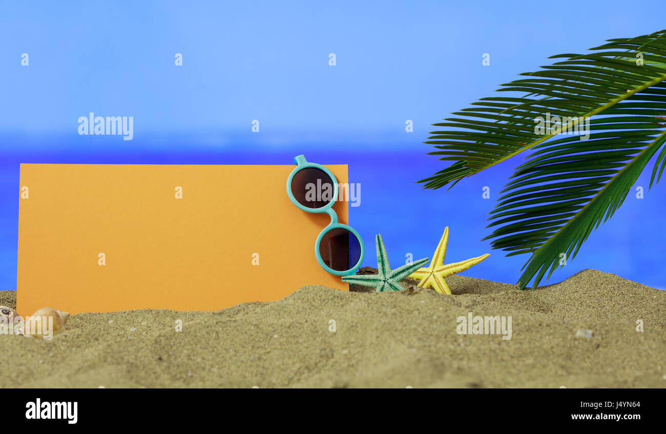 Sommer Urlaub Konzept - Sonnenbrille auf einem Sandstrand - Textfreiraum Stockfoto