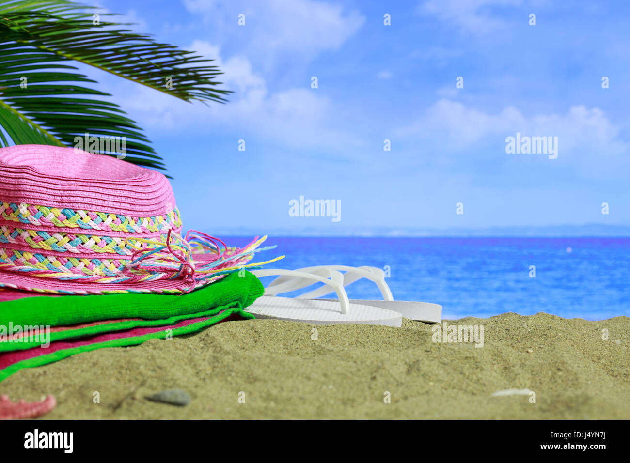 Sommer Urlaub Konzept - Flip-Flops und Hut an einem Sandstrand Stockfoto