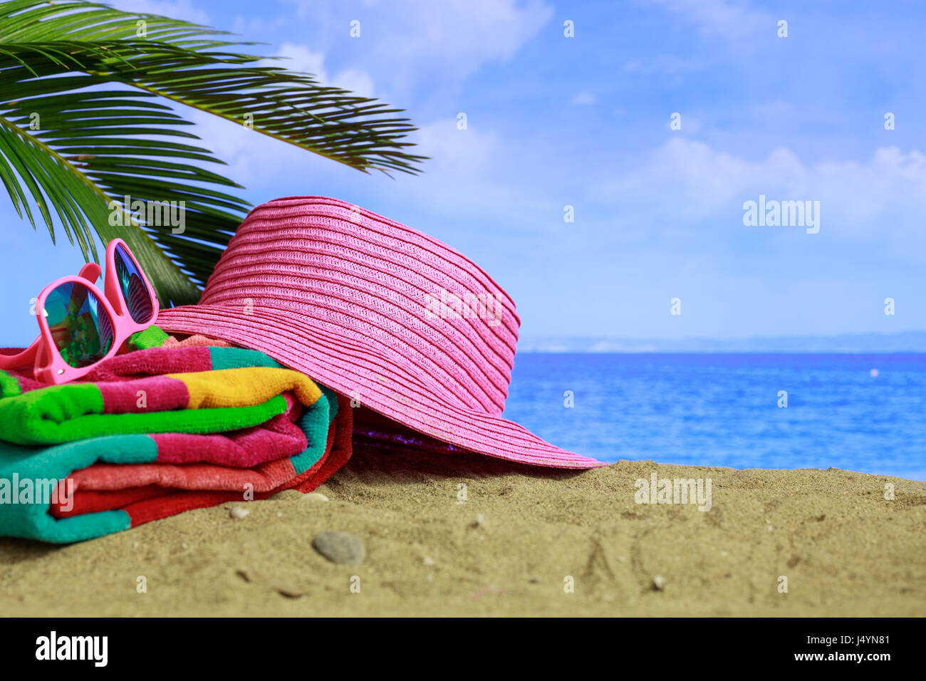 Sommer Urlaub Konzept - Sonnenbrille und Hut an einem Sandstrand - Textfreiraum Stockfoto