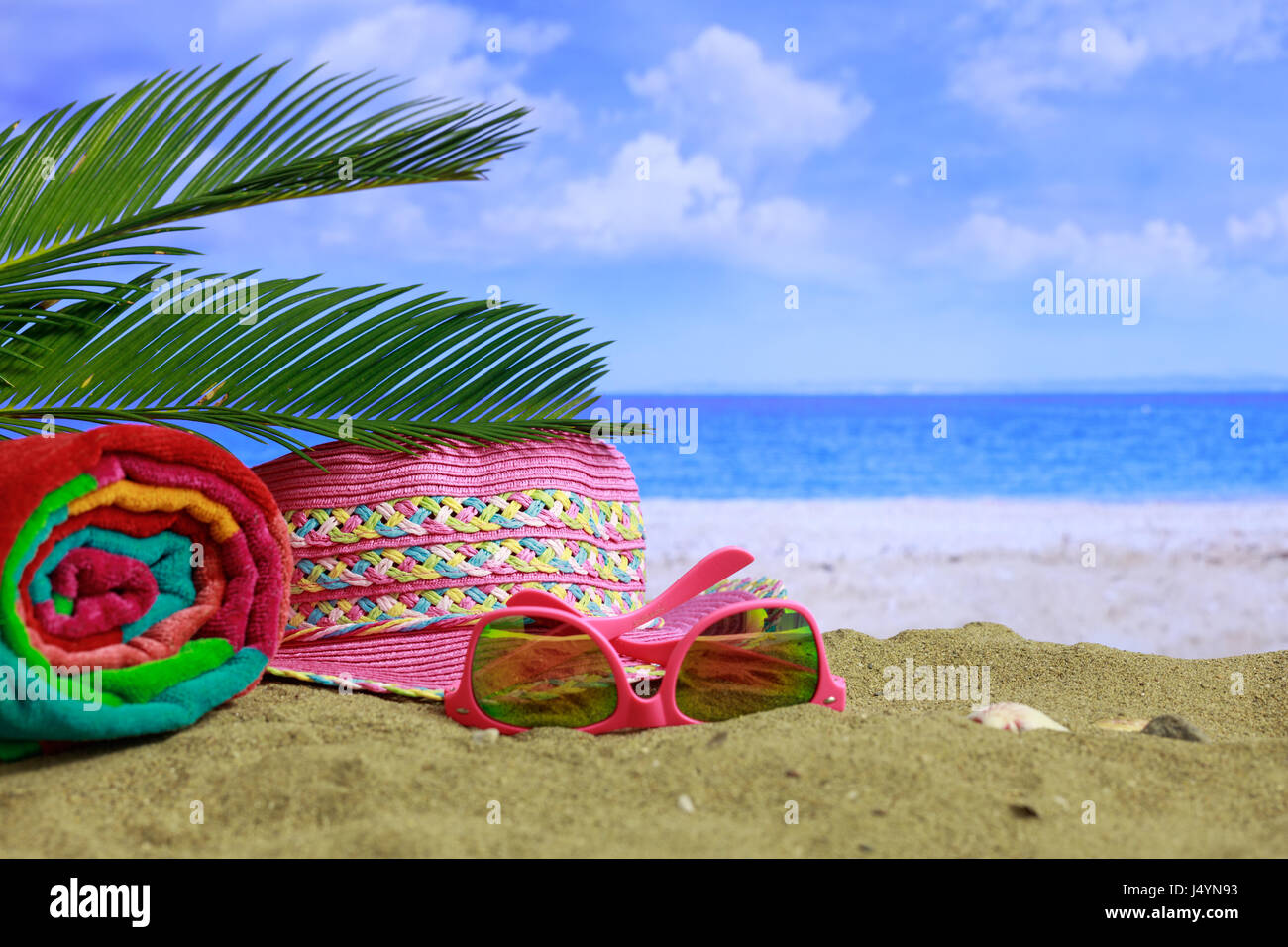 Sommer Urlaub Konzept - Sonnenbrille und Hut an einem Sandstrand - Textfreiraum Stockfoto