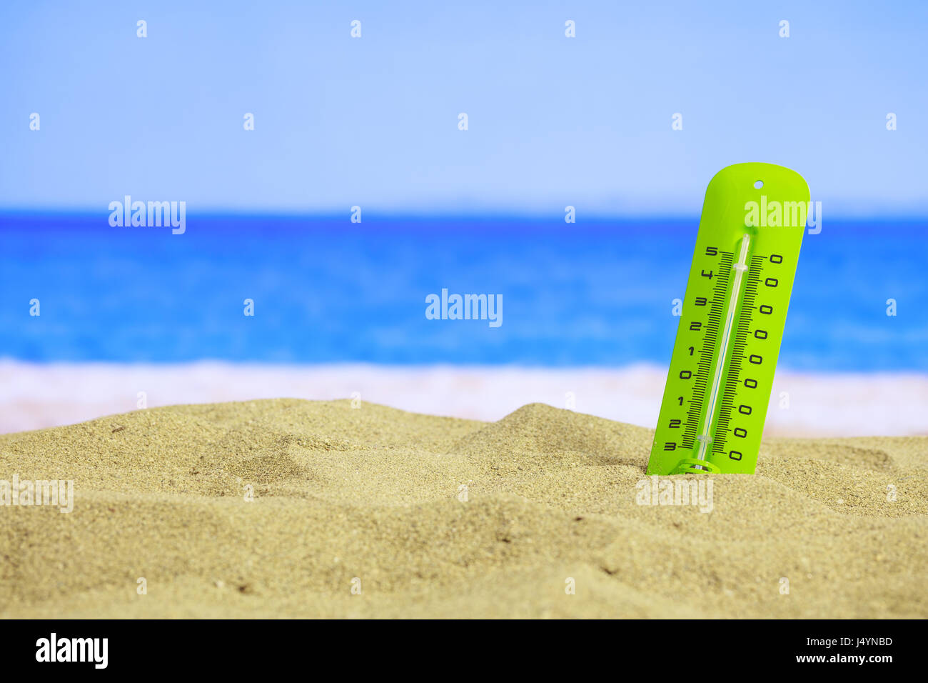 Sommer Urlaub Konzept - Thermometer auf Sommer sandigen Strand und Kopie Stockfoto