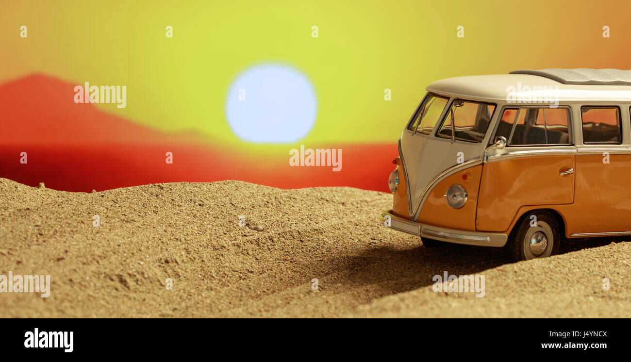VW-Bus am Strand bei Sonnenuntergang - Textfreiraum Stockfoto