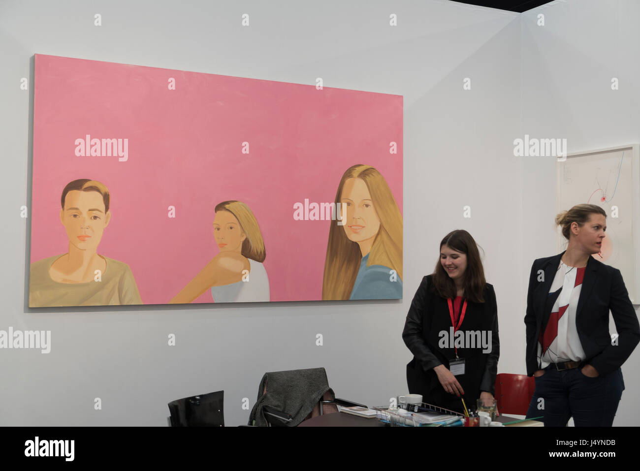 Drei Frauen auf rosa, 2017 New York School Malers Alex Katz. Sein Werk ist hoch stilisierte Ästhetik in Reaktion auf den abstrakten Expressionismus der 1950er Jahre. Stockfoto