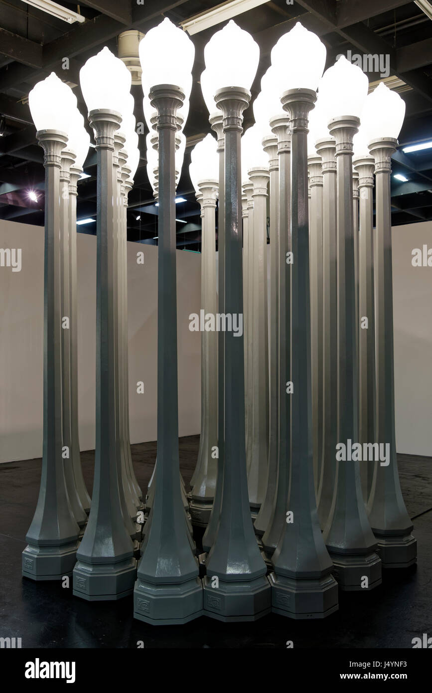 Der Galerist Larry Gagosian zeigt Kunst Köln 2017 Buddhas Finger von Chris Burdon. Stockfoto
