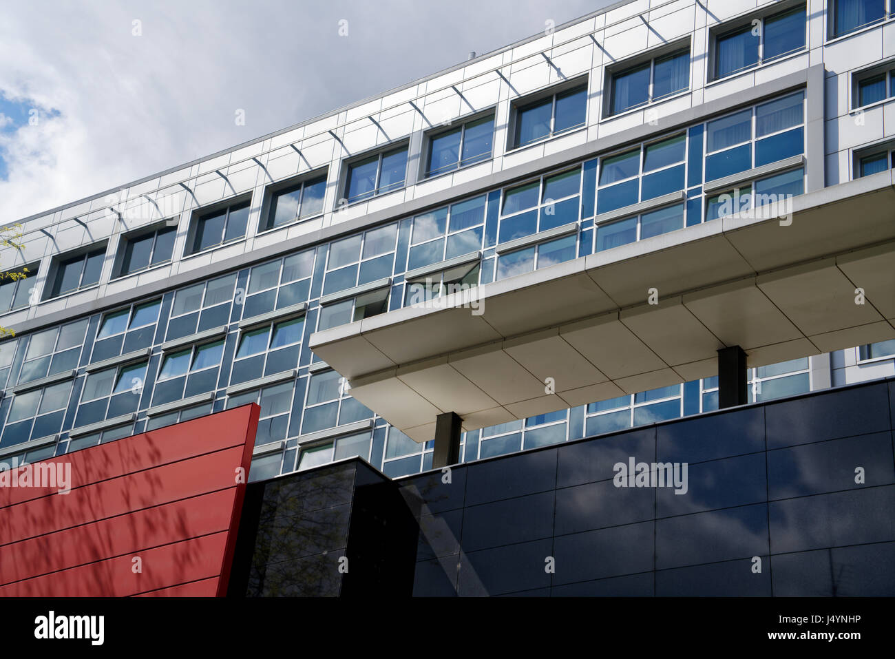 Farben rot und blaue dominieren diese zeitgenössische Architektur eines Bürogebäudes in Köln. Stockfoto