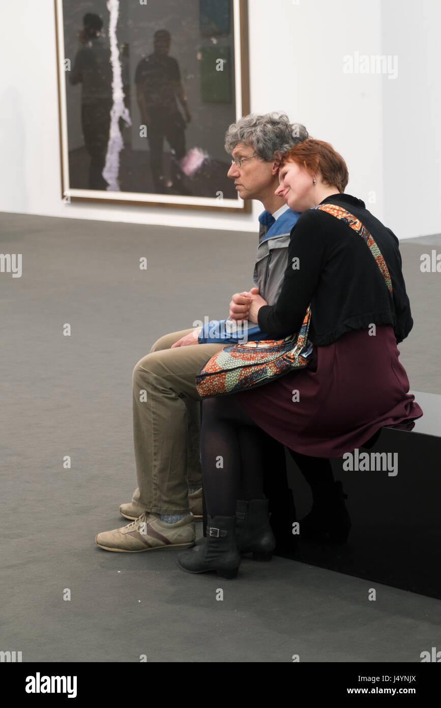 Zwei Liebhaber erfreuen sich die Kunstwerke auf der ART COLOGNE. Stockfoto