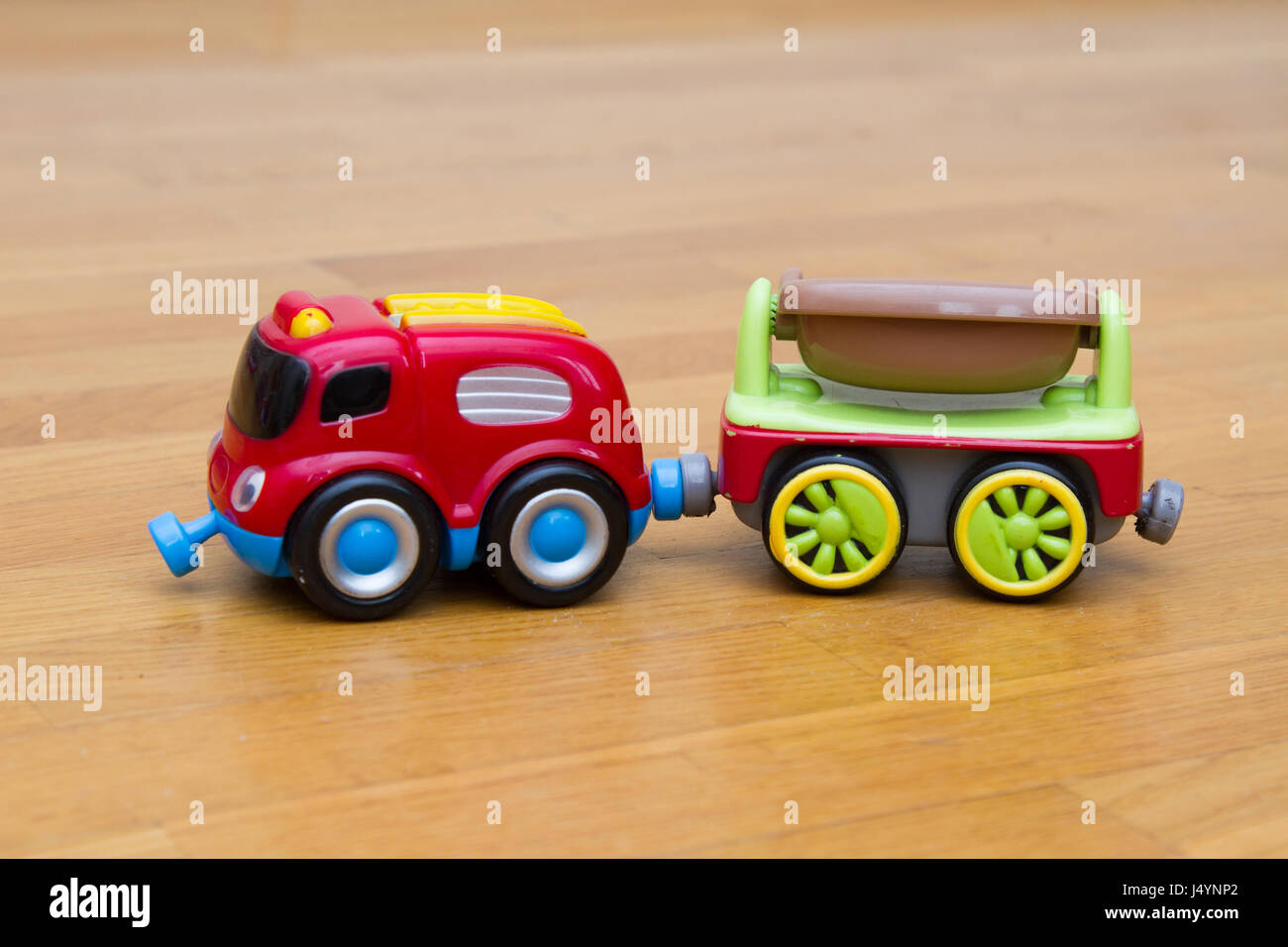 Rote kleine Spielzeugauto mit Anhänger Stockfoto