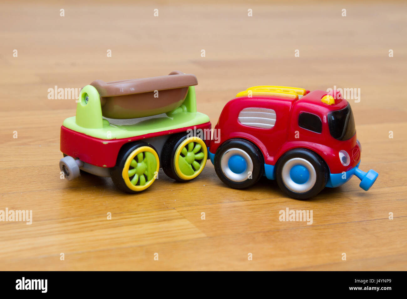Kleines Spielzeugauto mit Anhänger Stockfoto