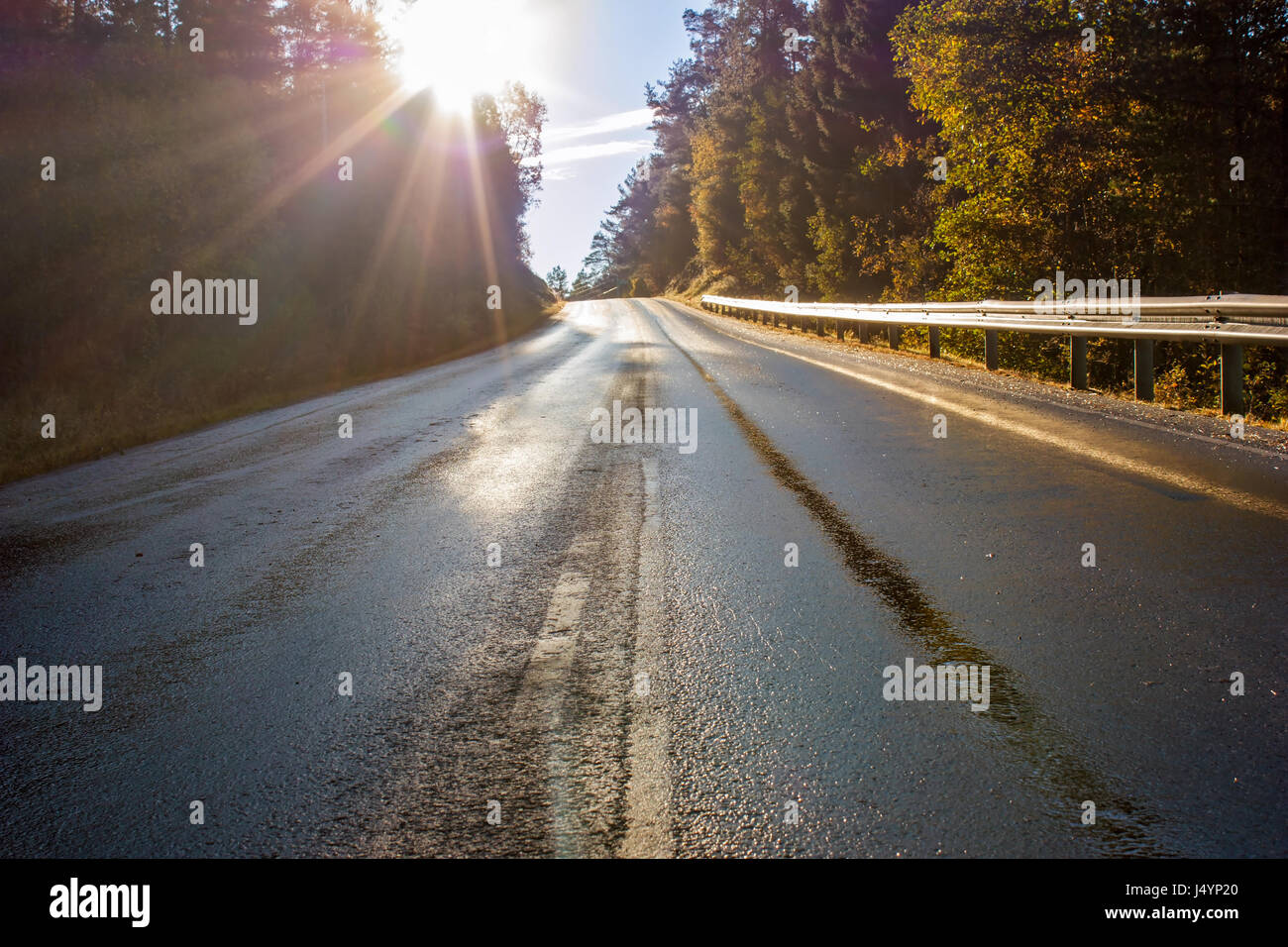 Verlassene Straße in Norwegen, nicht mehr in Gebrauch. Dieser Tag hat es geregnet, aber die Sonne kam im Laufe des Tages. Stockfoto
