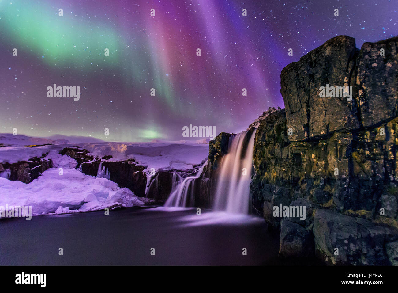 Aurora Borealis über Kirkjufellsfoss auf die Snaefellsnes Halbinsel in Island Stockfoto