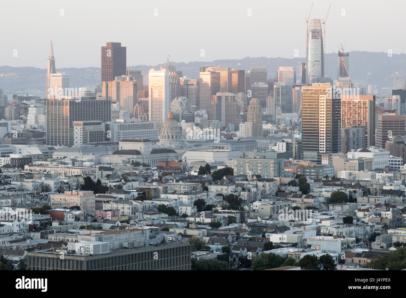 Sonnenuntergang leuchtet auf San Francisco Downtown. Stockfoto