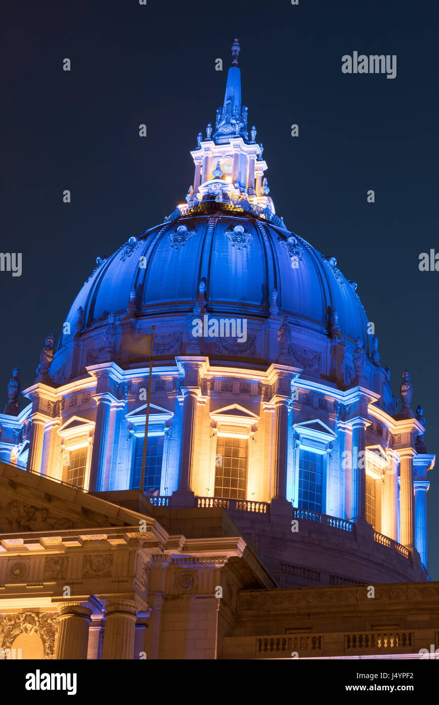 San Francisco City Hall in Golden State Warriors Farben. Stockfoto