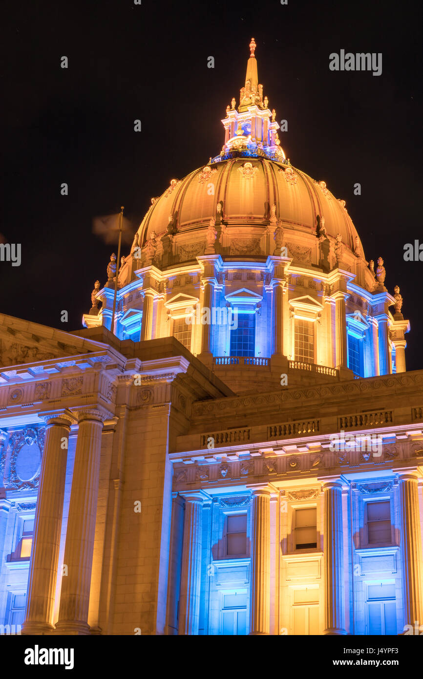 San Francisco City Hall in Golden State Warriors Farben. Stockfoto