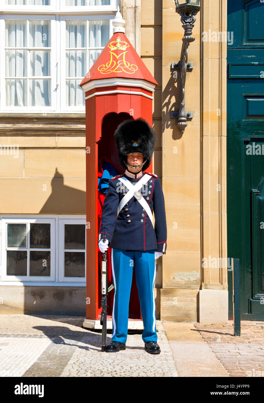 Royal Guard und Wachhäuschen an der königlichen Schloss Amalienborg, Kopenhagen, Dänemark Stockfoto