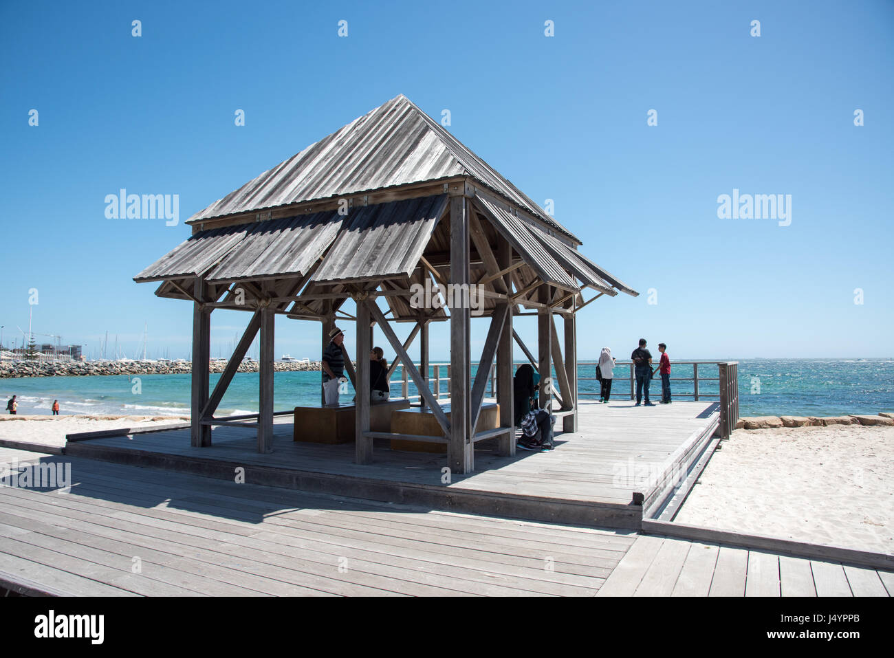 Fremantle, WA, Australien-November 13, 2016: Shelter mit Menschen auf die Badenden Strand an der Küste des Indischen Ozeans in Fremantle, Western Australia. Stockfoto