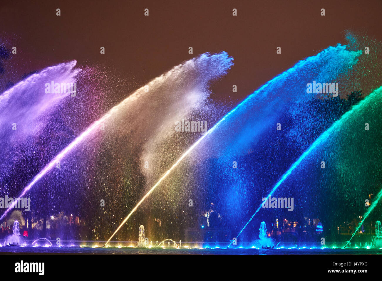 Bunte Nacht Brunnen zeigen in Lima Park. Lebendige Farben Brunnen Wasser Stockfoto