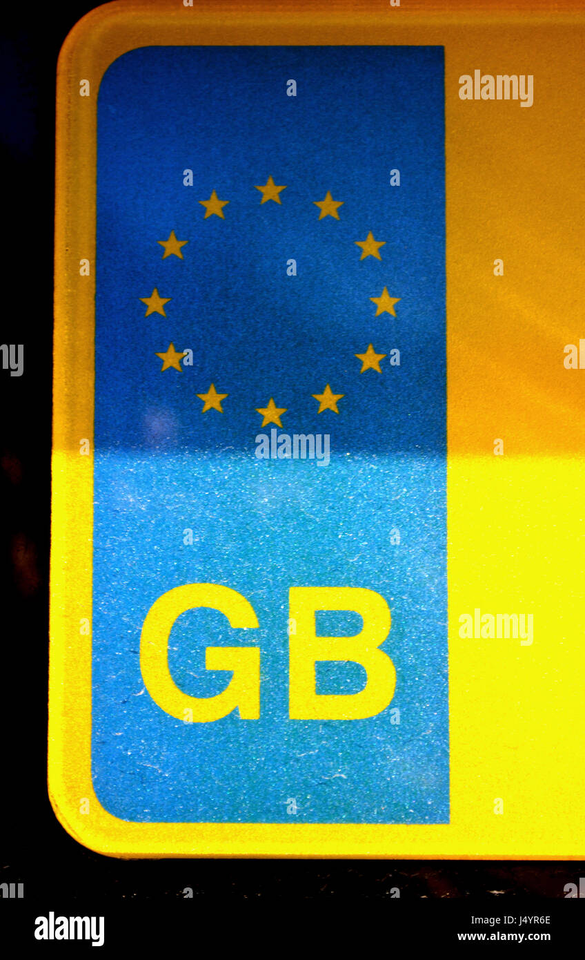 Blau-gelbe EU-Flagge auf einem gelben UK Kfz-Kennzeichen Stockfoto