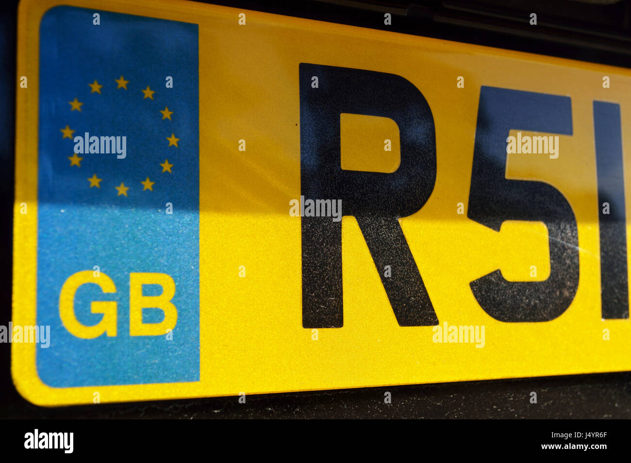 UK EU gelbe Kfz-Kennzeichen mit EU-Flagge und GB Zeichen Stockfoto