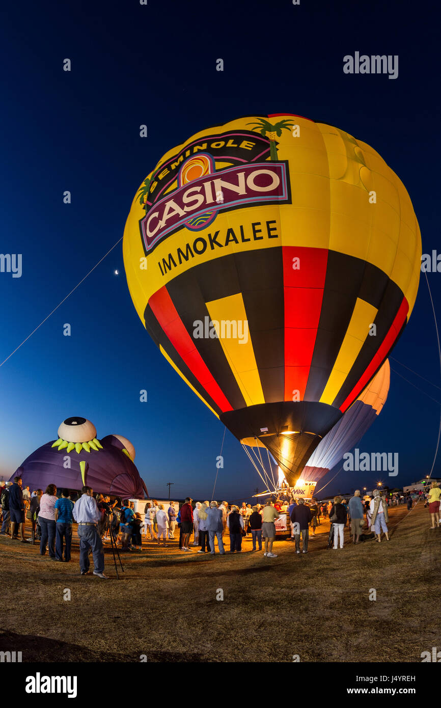 IMMOKALEE, FLORIDA - APRIL 15 - Ballons über Paradise Festival zog Massen für das Charity-Event statt am 15. April in Immokalee, Florida Stockfoto