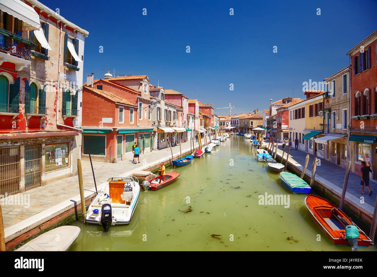 MURANO, Italien - 26. Juni 2012: Blick auf den Kanal Rio dei Vetrai und Böschungen dei Vetrai und Daniele Manin in Murano, Italien Stockfoto