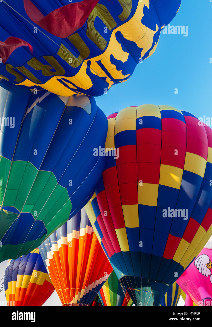 IMMOKALEE, FLORIDA - APRIL 15 - über 30 Ballons gefüllt mit Farbe am Himmel während das Paradise Festival am 15. April in Immokalee, Florida Stockfoto