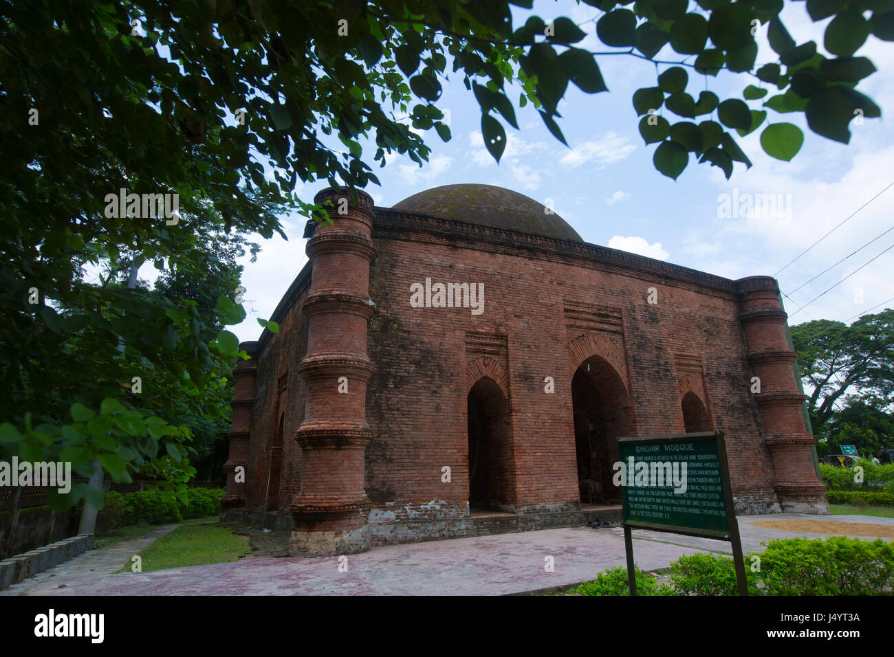 Die Singair-Moschee in Bagerhat. Es ist ein Single-Kuppel-Moschee, direkt gegenüber von der Shait Gumbad Moschee, Bangladesch. Stockfoto