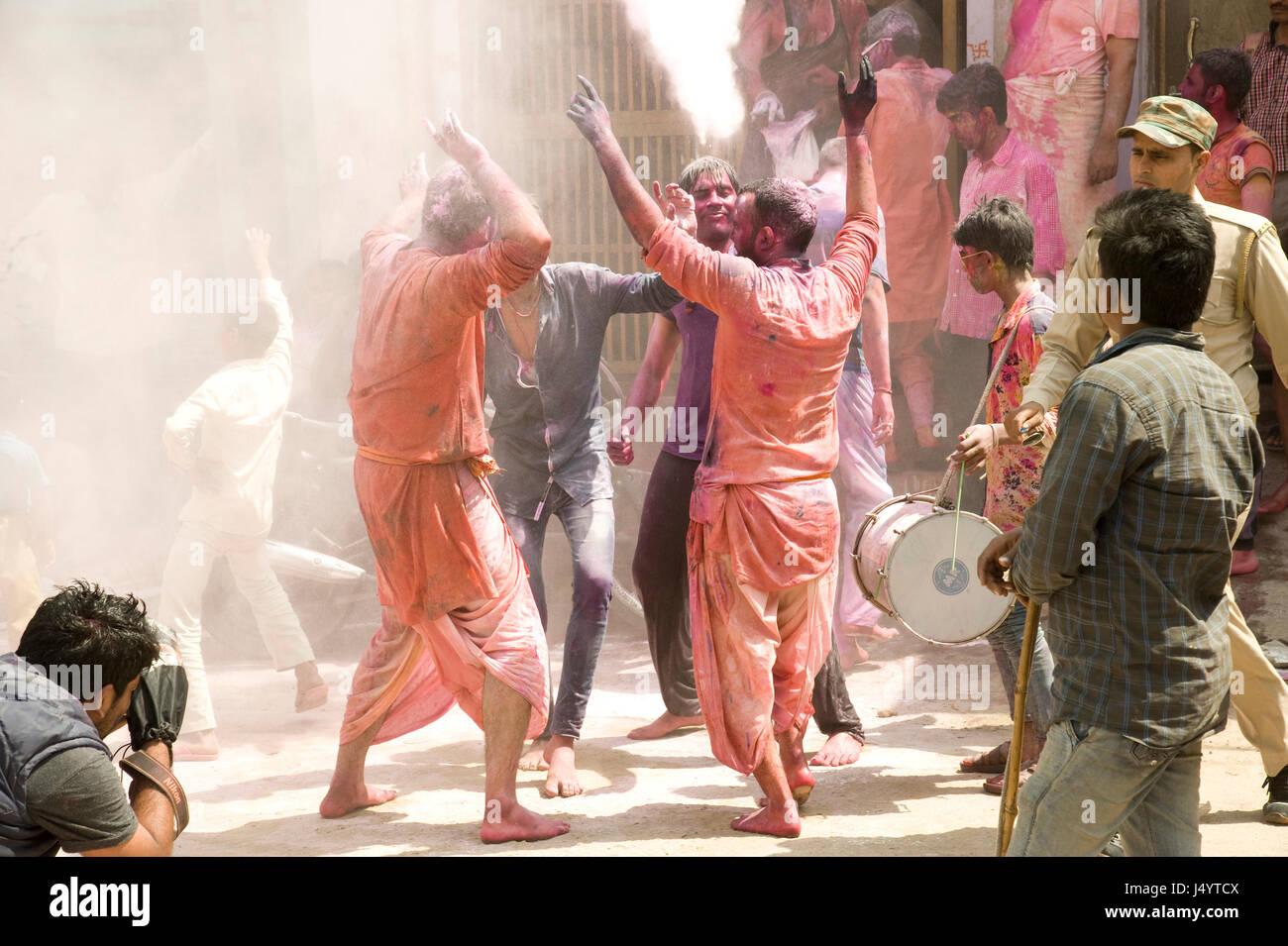 Anhänger feiern Holi Festival, Mathura, Uttar Pradesh, Indien, Asien Stockfoto