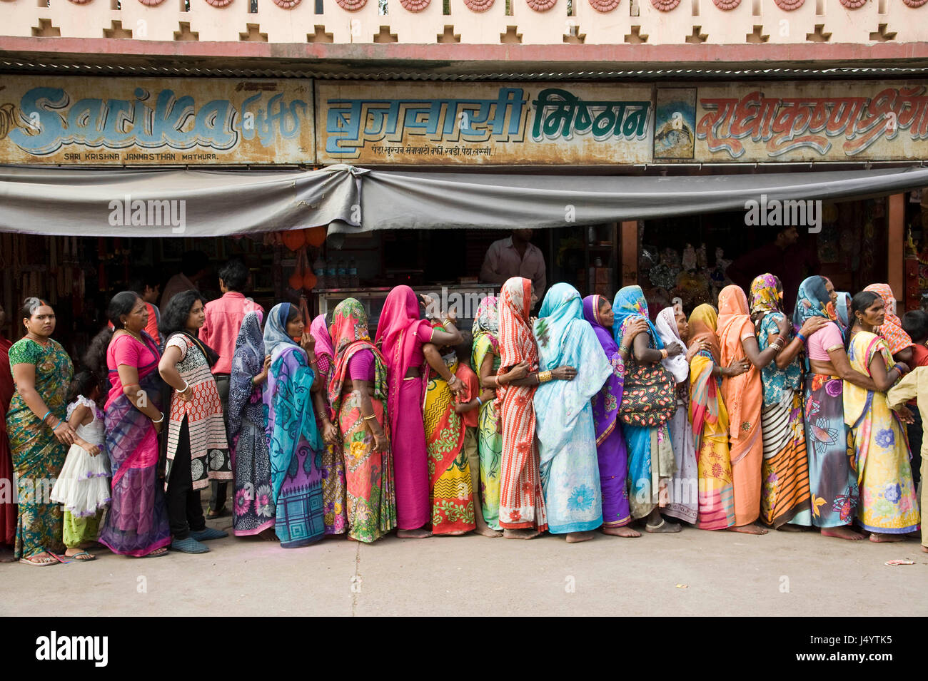 Anhänger-Warteschlange am Shri Krishna Janmabhoomi, Mathura, Uttar Pradesh, Indien, Asien Stockfoto