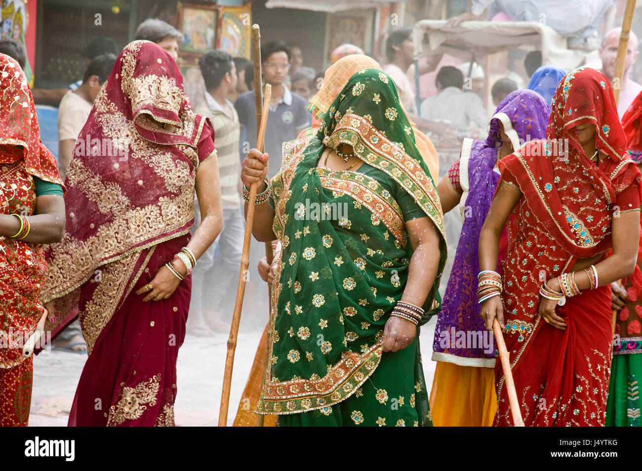 Frauen halten, Stock, Lathmar Holi Festival, Mathura, Uttar Pradesh, Indien, Asien Stockfoto