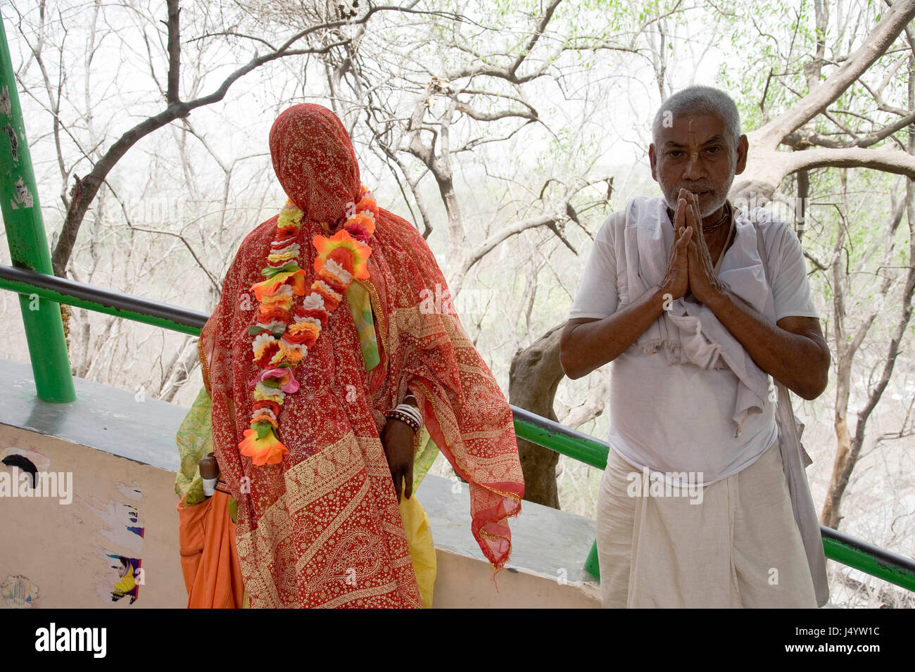 Indische Braut und Mann, Shri Kushal Bihari Ji, Barsana, Uttar Pradesh, Indien, Asien Stockfoto