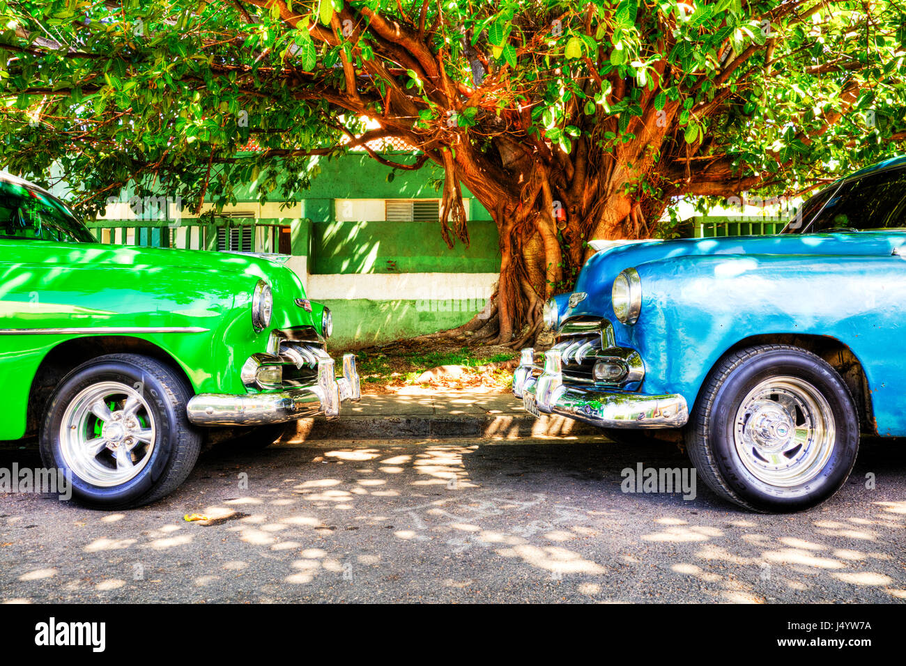 Kubanische Autos kubanischen amerikanischen Oldtimer Kuba Havanna Autos gegenüber einander typischen Autos Kuba Havanna Auto alte Autos in Kuba kubanischen Klassiker Stockfoto