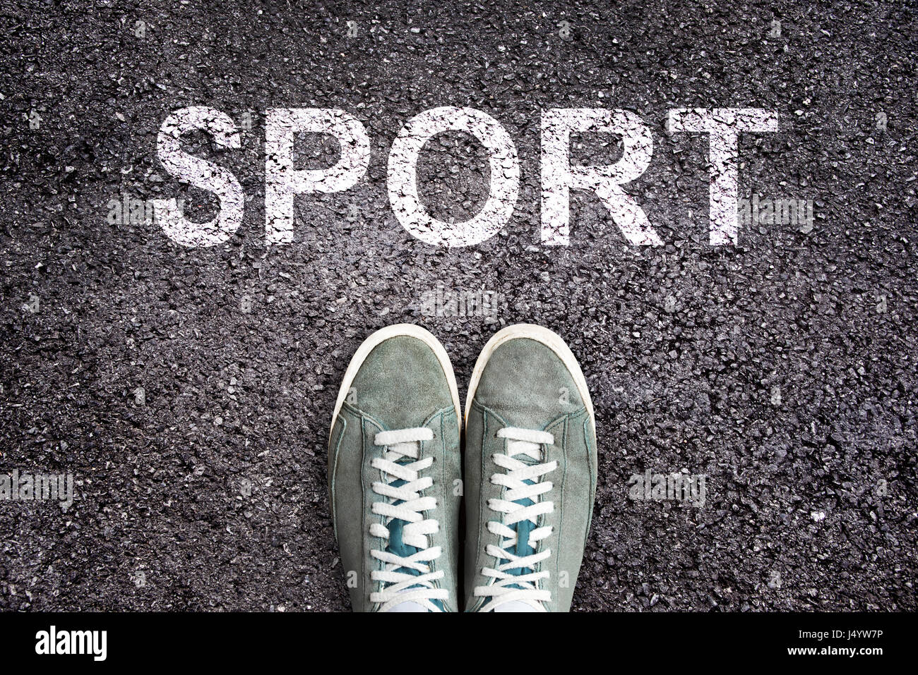 Wort-Sport geschrieben auf Asphaltstraße mit Sneaker Schuhe, Sport-Konzept Stockfoto