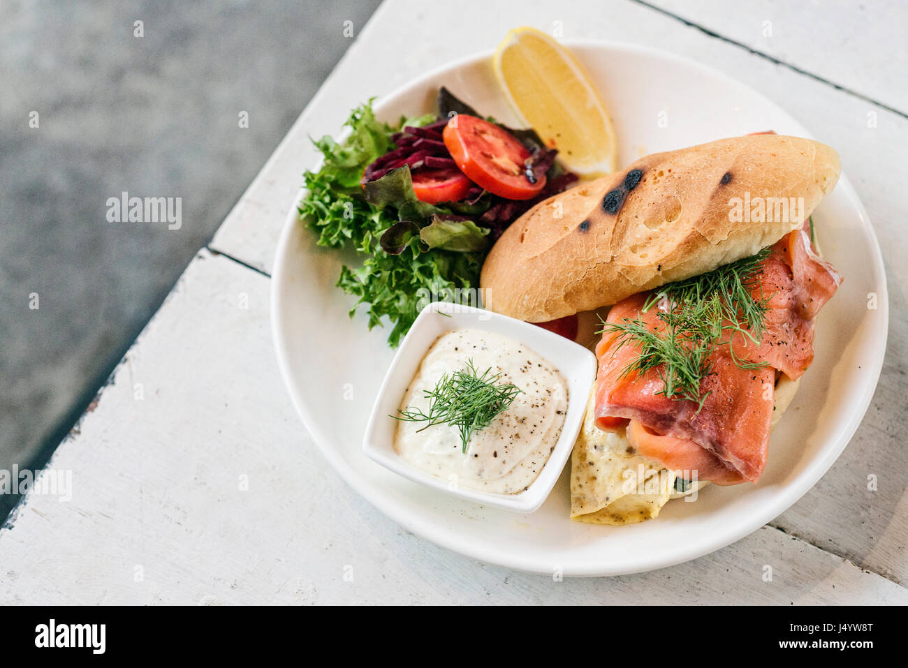 skandinavische gesunde frisches geräuchertes Lachses Sandwich mit Ei ...