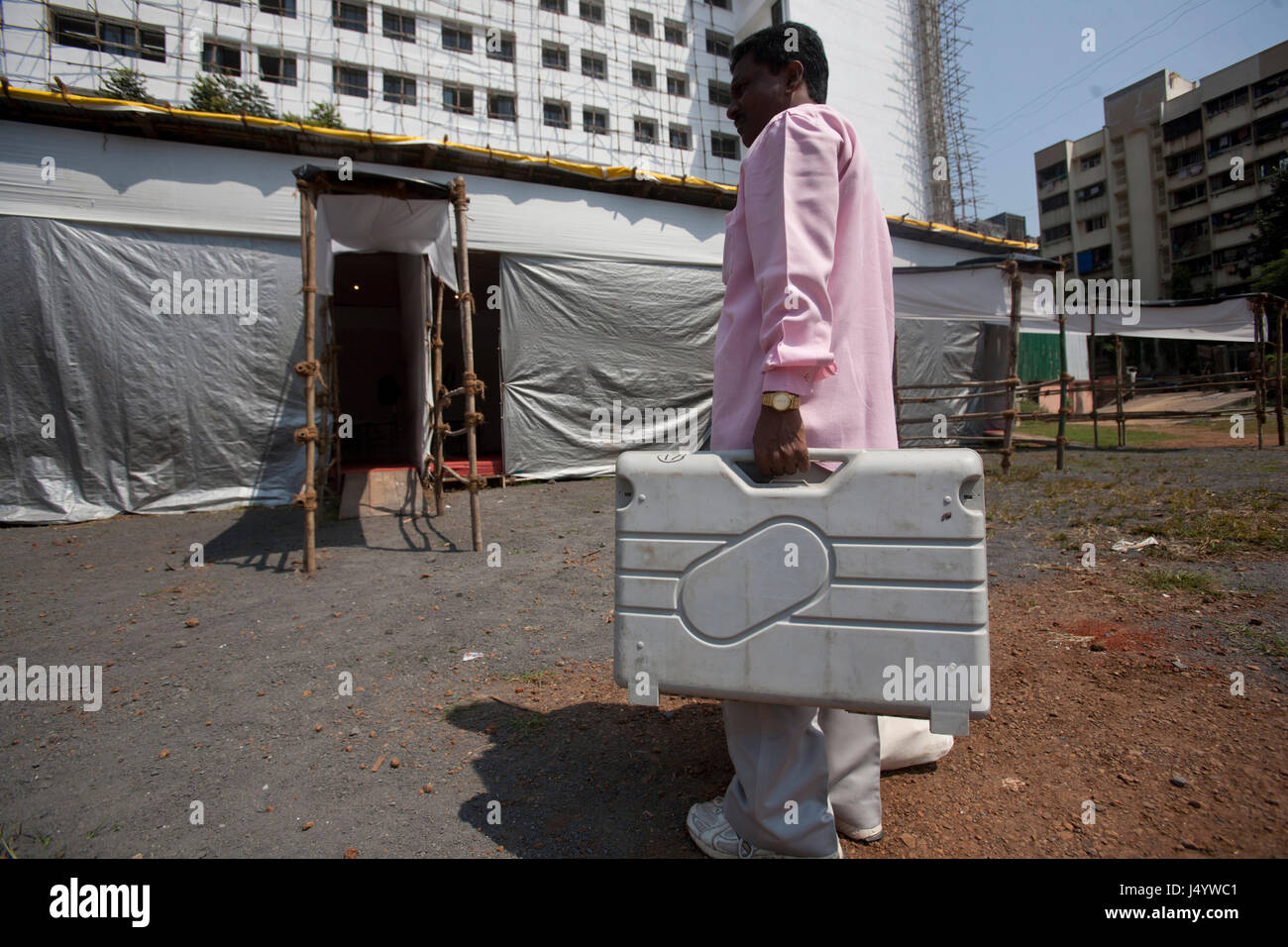 Wahl-Offizier mit elektronischen Wahlmaschinen, Mumbai, Maharashtra, Indien, Asien Stockfoto