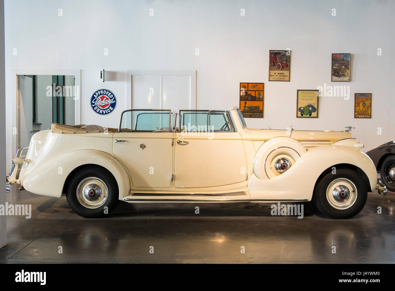 1939-Packard zwölf gepanzerte Cabriolimousine von Dietrich. Automobil Museum von Málaga, Andalusien, Spanien. Stockfoto