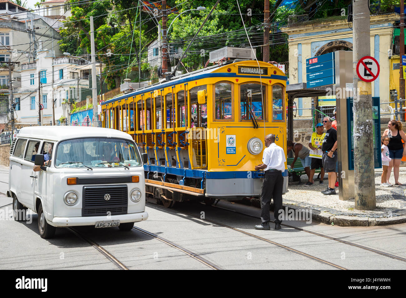 RIO DE JANEIRO - 31. Januar 2017: Passagiere an Bord einer traditionellen Straße Auto in das historische Santa Teresa Nachbarschaft warten. Stockfoto