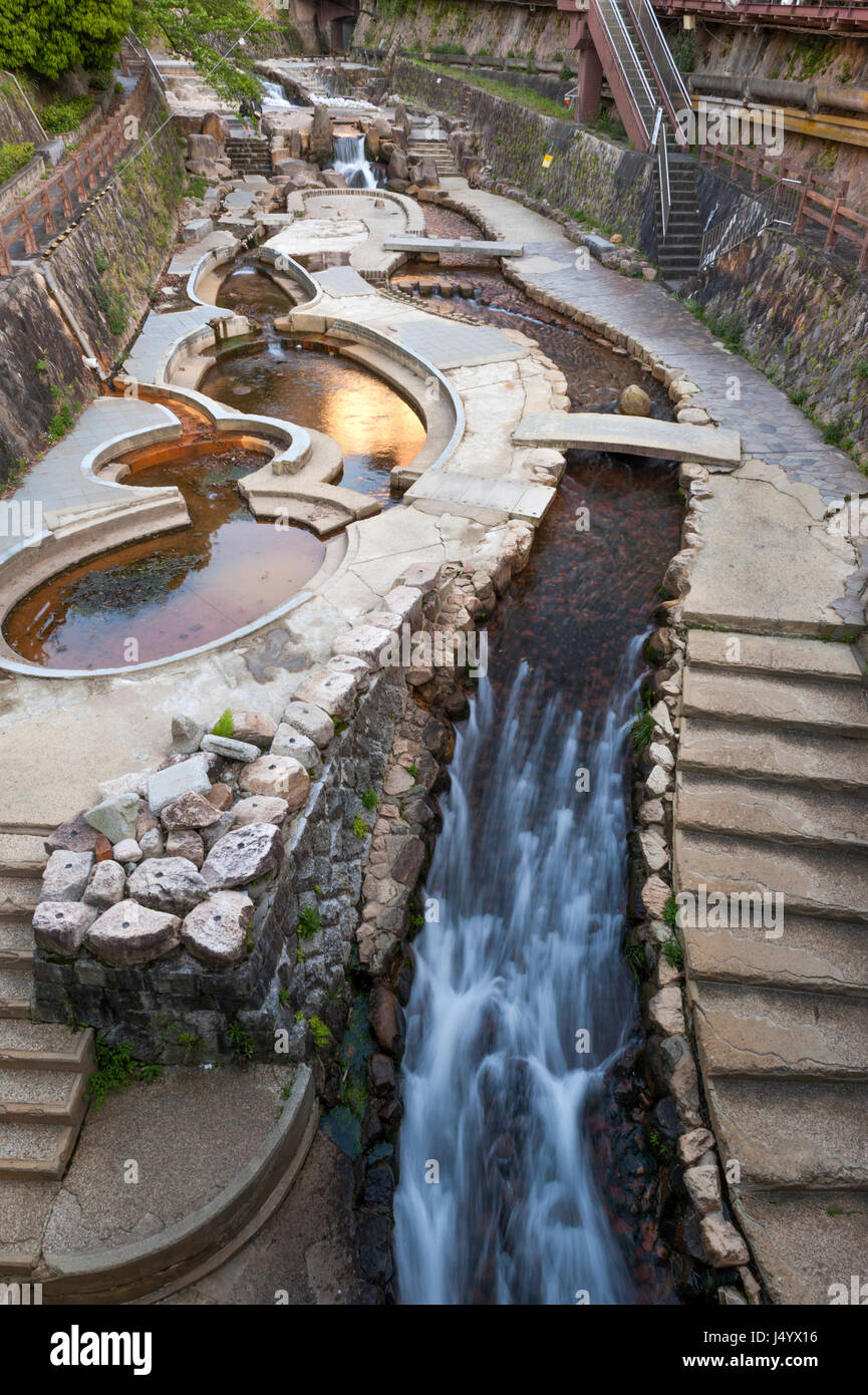 Kobe, Japan - März 2016: Hot Spring Stream fließenden Pass Stadtzentrum von Arima Onsen in Kita-Ku, Kobe, Japan. Stockfoto