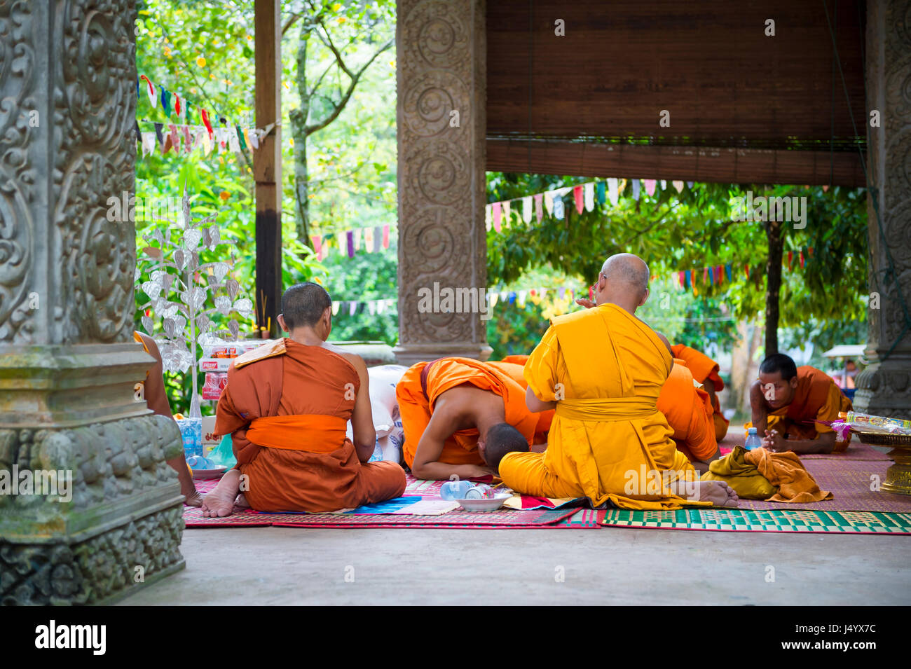 ANGKOR WAT, Kambodscha - 30. Oktober 2014: Buddhistische Mönche in Safran Roben führen eine Zeremonie an einem im Freien neben dem Prasat Bayon Tempel. Stockfoto