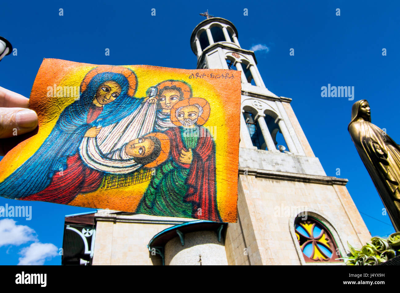 Orthodoxe Heilige Familie Malerei mit St. Mary Church, Arat Kilo, Addis Ababa, Äthiopien Stockfoto