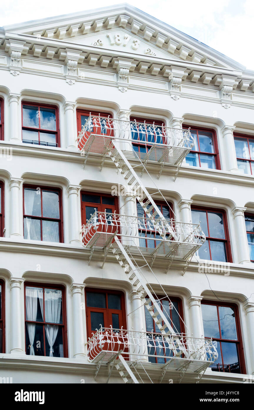 Ein 1873 Gusseisen Gebäude mit Feuer in So Ho-Cast Bügeleisen Historic District, New York City Stockfoto