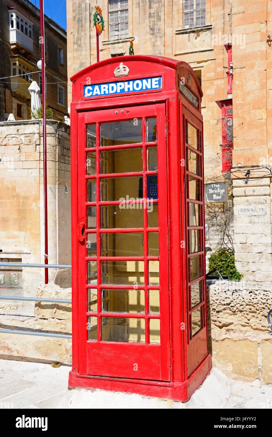 Traditionelle britische rote Telefonzelle entlang Liesse mit the Bridge Bar nach hinten, Valletta, Malta, Europa. Stockfoto