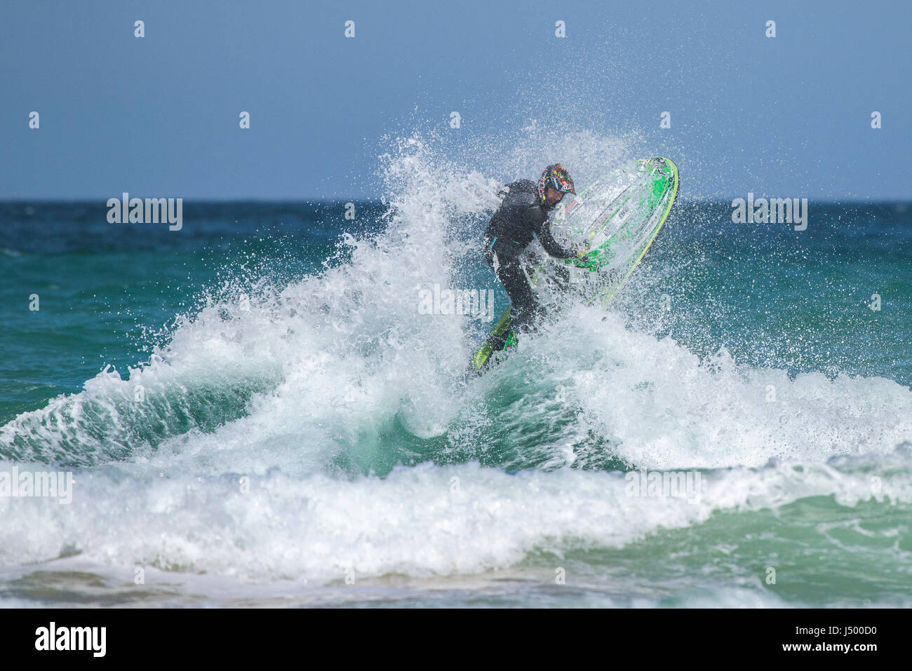 Ein Jetski-Fahrer in der IFWA Meisterschaften Jetski Jet Ski spektakuläre Action IFWA Meisterschaften Kampf der Piloten Sea Spray Watersports Stockfoto