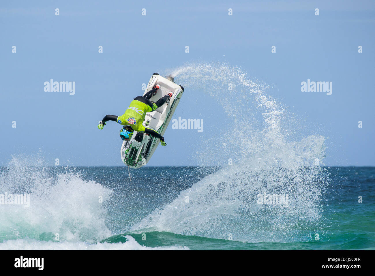 Jetski; Jet-Ski; Spektakuläre Action; Aerial Trick; Aerial Stunt; IFWA Meisterschaften; Schlacht von den Piloten; Wettbewerb; Sport; Meer; Spray; Fahrer; Tric Stockfoto