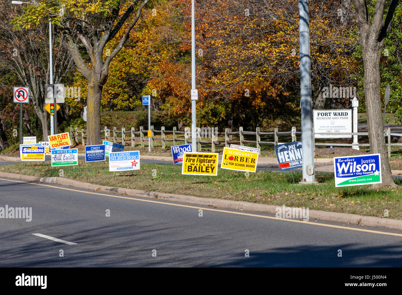 Amerikanische Kommunalwahl Kampagne Zeichen, Alexandria, Virginia, USA. Stockfoto