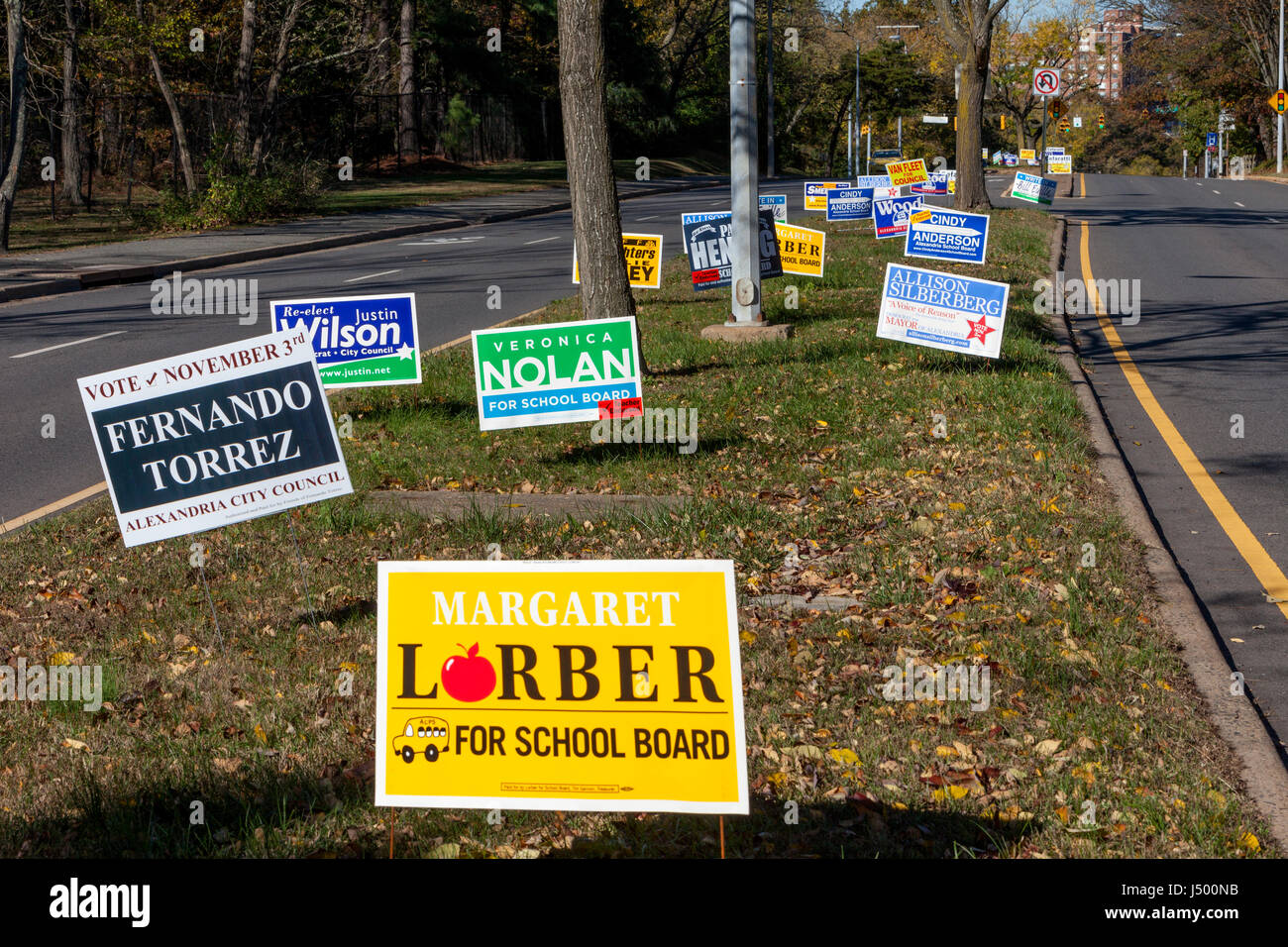 Amerikanische Kommunalwahl Kampagne Zeichen, Alexandria, Virginia, USA. Stockfoto